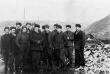 Więźniowie-Polacy na terenie obozu nr 1 w Workucie.