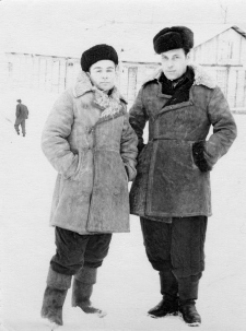 Polacy po zwolnieniu z łagrów ZSRR, ubrani w kożuchy, zdjęcie prawdopodobnie ok. 1956.