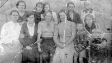 Polacy deportowani z Kresów, czwarta z lewej siedzi Marta Pienczykowska.