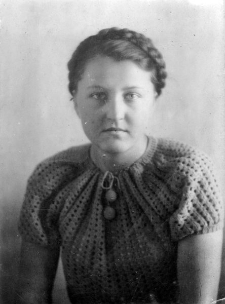 Zofia Piotrowska na zesłaniu. Podpis na odwrocie: "Kochanej syberyjskiej mamusi życzy Błogosławieństwa córka Zofia".