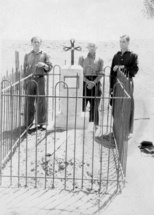 Polacy zwolnieni z łagru przy grobie kolegów.