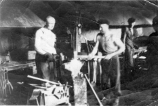 Praca w kuźni 11 łagpunktu Krasłagu. Antoni Jasinowicz i Tadeusz Dryjański.