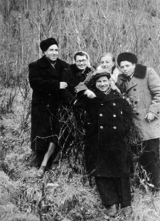 Byli więźniowie łagrów na zesłaniu w Krasnojarskim Kraju. Grupa osób w plenerze. Z przodu stoi Hipolit Jurewicz, wyżej od prawej: NN, Jadwiga Borodziuk, Marta Rybicka, Adam Zaniewski.