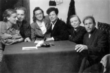 Byli więźniowie łagrów - w pokoju hotelowym, grupa ludzi za stołem, od prawej siedzą: Antoni Tertyń, Maria (Polka z ZSRR), Hipolit Jurewicz, Marta Rybicka, NN (Estoniec) i Jadwiga Borodziuk.