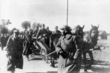 Żołnierze polscy - jeńcy idą budować drogę Równe-Lwów, szeregowcy zostali po kilku miesiącach zwolnieni; podpis na odwrocie: "Resztki wojska polskiego wracają do domu". Kadr z filmu Michaiła Romma "Oswobożdienije Zapadnoj Ukrainy".