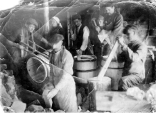 Grupa osób podczas pracy w warsztacie bednarskim. Iwan Karpowicz Czerbiakow i Franciszek Święcki, pozostali nieznani; zdjęcie z lat 1941-43.
