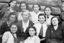 Personel przedszkola i polskiej szkoły, w sukni z białym kołnierzem siedzi Janina Horbowska-Zarankowa.