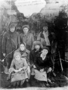 Rodzina Babiarzów deportowana z Kresów w 1940 r., siedzą rodzice: Józef i Anna z najmłodszymi dziećmi: Janiną (11 lat) i kuzynką Stanisławą (11 lat), stoją od lewej: Julian (17 lat), Józefa (15 lat), Bronisława (19 lat).