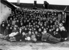 Wychowankowie i personel polskiego Domu Dziecka na kilka dni przed repatriacją do kraju.