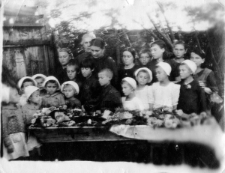 Deportowani do ZSRR - Wanda, Maria i Stanisław Daniccy przy matce, Annie Danickiej-Chmiel, zmarłej 6 września 1944 w wieku 44 lat. Wanda Danicka była wychowawczynią w polskim Domu Dziecka w Miczurinsku. W pogrzebie uczestniczyły dzieci i wychowawczynie Domu Dziecka.