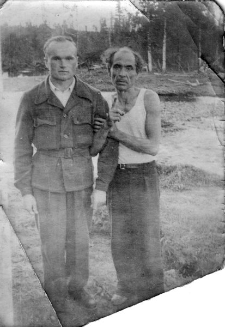 Polacy, prawdopodobnie więźniowie łagrów, na Uralu. Od lewej: Antoni Jasinowicz, NN. Na odwrocie dedykacja: "Na pamięć dla kolegi Napiórkowskiego od Jasinowicza, Ural - lato, 1955 r.".