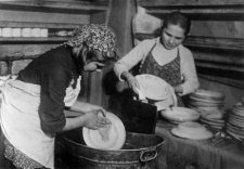 Kuchnia w ochronce, z lewej Irena Izdebska.