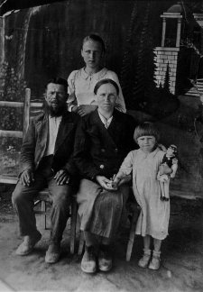 Antoni i Maria Machorek z córkami Janiną i Józefą deportowani ze wsi Huciska Brodzkie woj. Tarnopol do Uzbekistanu.