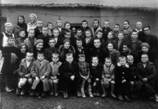 Grupa chłopców z polskiej ochronki z wychowawcami i dyrektorem p. Libinem.