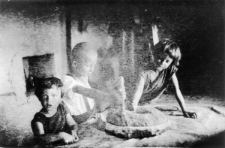 Przy żarnach w lepiance rodzeństwo Tumiłowiczów, od lewej: Teresa, Jan Stanisław, Justyna. Rodzina Tumiłowiczów została deportowana do Kazachstanu w 1940 r.