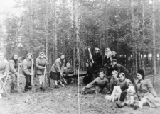 Polacy na zesłaniu w Kazachstanie. Grupa ludzi w strojach roboczych z narzędziami do obróbki drewna na tle lasu. Czwarta od lewej Elżbieta Romanowska-Szulc (żona Franciszka Szulca).