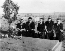 Podpis na odwrocie: "Przy grobie ś.p. Pawła Wójcika zm. 18.07.1944 w Majkainie. W samym środku Janina Sałacińska, z lewej mąż Zbigniew Oleśnicki (Oleśniewicz)".