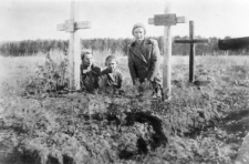 Polacy deportowani do ZSRR. Groby Anny Hosowskiej (babcia Jerzego Fedaka) i Daniela Hosowskiego (dziadek Jerzego Fedaka, sędzia ze Złoczowa); od prawej: Zofia Hosowska, Jerzy Fedak, Julia Fedak.