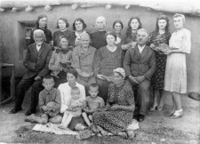 Grupa Polaków, deportowanych w kwietniu 1940 ze Złoczowa do ZSRR. Dolny rząd od lewej: pierwszy Jerzy Fedak, ostatnia Julia Fedak; środkowy rząd od lewej: pierwszy Daniel Hosowski (sędzia ze Złoczowa), trzecia Anna Hosowska; górny rząd od lewej: pierwsza Zofia Mosowska, ostatnia Świętosława Fedak. Zdjęcie wykonane latem.