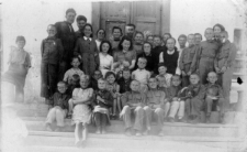 Wychowankowie i personel domu dziecka przed frontem budynku.