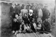 Polacy i Kazachowie. W pierwszym rzędzie klęczy Jędrek Wandurski, za nim Mietek Wierzba. Pod ścianą stoją: Artur i Lucia Śliwińscy - dzieci komisarza policji z Nadwórnej, Ziszkowa (Ukrainka) i Staszek Szuszkiewicz - syn policjanta z Otyni. W środku stara Kazaszka obwieszona amuletami, w charakterystycznym zawoju na głowie. Reszta Kazachów odziana już "po radziecku". Przed Kazachem w fufajce, na czapkach, leży nahajka. Zdjęcie wykonane nielegalnie podczas "paszportyzacji".