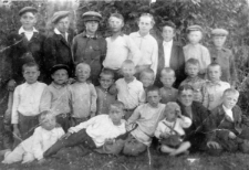 Wychowankowie domu dziecka, w środkowym rzędzie z prawej Kazimierz Sagan.