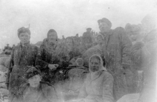 Rodzina Wandy Wimbor deportowana w październiku 1951 z Kowna, w oczekiwaniu na barkę nad brzegiem rzeki Ob w czasie dwutygodniowej podróży z Tomska na miejsce zesłania w Kargasoku. Rodzina Wimborów repatriowała się do Polski na przełomie 1956/