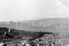 Kopalnia"Miedwieżyj Ruczaj" i osiedle Miedwieżka, w dole miasto Norylsk.