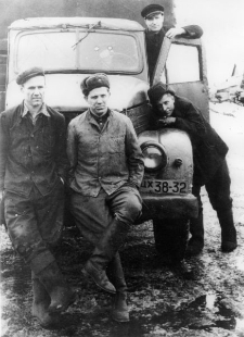 Samochód ciężarowy rozwożący więźniów do pracy, na pierwszym planie dwóch enkawudzistów.