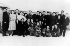 Polacy, pracownicy huty szkła, przebywający na zesłaniu 72 km od Magadanu, po uwolnieniu z łagrów.