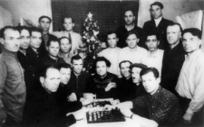 Obóz Nagornoje - więźniowie przy choince.