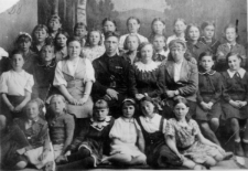 Uczniowie polskiej szkoły wraz z nauczycielami, z lewej obok nauczycielki siedzi Walentyna Woźniak.