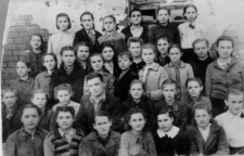 Uczniowie VI klasy polskiej szkoły z nauczycielem, na dole w białej bluzce Walentyna Woźniak.