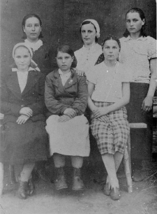 Polki deportowane do Kazachstanu, pierwsza z prawej stoi Leokadia Witkowska.