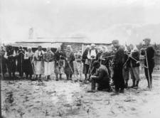 Brygada zatrudniona w przedsiębiorstwie wyrębu lasów "Wschód Uralskich Obozów", na zdjęciu m.in. Helena Siejka.