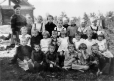 Grupa przedszkolaków - głównie dzieci zesłańców z Litwy, w pierwszym rzędzie z prawej siedzi Walek Legiecki, wychowawczyni to Rosjanka z "wolnych".