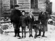 Rodzina Legieckich deportowana z Litwy w 1949 r., stoją od lewej: Józef Legiecki, Walery, Krystyna i Józef (dzieci) oraz Wincentyna z Giedgowdów Legiecka.