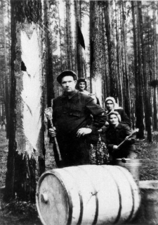 Rafał Kuński, zesłaniec, pracujący w tajdze jako "zdymszczyk" - nacinacz, w głęgi Józef Legiecki i kobiety z ich brygady "zborszczyce" - zbieraczki.