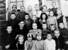 Uczniowie rosyjskiej szkoły, w drugim rzędzie drugi z lewej siedzi nauczyciel Fiodor Pietrowicz Szuwałow, obok niego nauczycielka Rosjanka, w trzecim rzędzie druga z prawej stoi Krystyna Legiecka.