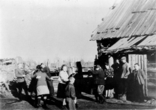 Litwini świętują czyjeś zwolnienie z zesłania, na skrzypcach gra Dylis; w tle typowa chata kryta "dranką" (darte płaty drewna mocowane bez gwoździ).