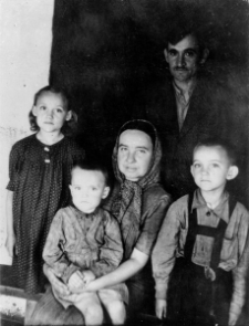 Rodzina Legieckich, fotografia wykonana w domu podczas choroby najmłodszego syna Józefa, kiedy wydawało się, że dziecko umrze, żeby pozostała chociaż taka pamiątka; zdjęcie wykonał zesłaniec Bieliński z Poniewieża.