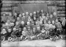 Podpis z tyłu zdjęcia: "Fotografie dzieci polskich w jasłach polskich dnia 21-VII-1942 r. Gibowska Stefania. Z pobytu w Syberii".