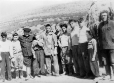 Podpis na odwrocie: "Pochodzą z byłych więzionych".