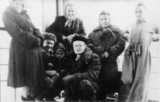 Polacy zwolnieni z łagrów wracają do kraju, podróż statkiem z Magadanu do Buchty Nachodki. Stoją od lewej: Maria Michaluk, Janina Durlik, NN, NN, na dole z lewej: Stanisław Filipczyk, dziecko NN i Henryk Meszczyński.
