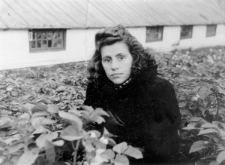 Maria Michalukówna w ogródku przed barakiem.