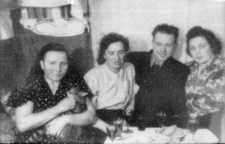 Polacy na zesłaniu; siedzą od lewej: Alina Kopisto, Irena Krajewska, Józef Nosowicz, Józefa Nosowiczowa.