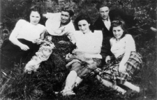 Polacy zwolnieni z łagr&oacute;w; leżą od lewej: Adela Merlak, NN, Janina Stundis, NN, Maria Michaluk.