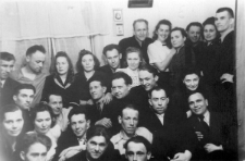 Polacy zwolnieni z łagr&oacute;w; drugi rząd od lewej: Nela Kozak-Mackiewiczowa, Adela Merlak, NN, Anatol Jatkiewicz, NN, Witold Szmigiero, trzeci rząd: NN, Stanisław Jachiewicz, Andrzej Mackiewicz, NN, NN, Jadwiga Szmigiero, czwarty rząd: NN, NN, Felicja Gielnowiec, Janina Stundis, Kazimierz Jacewicz, Czesława Jacewiczowa, piąty rząd: Witold Wysocki, Kazimiera Zajączkowska, J&oacute;zef Nosowicz, J&oacute;zefa Nosowiczowa, Alina Kopisto, NN.