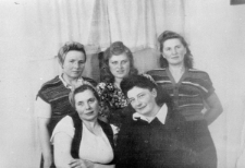 Polki zwolnione z łagrów, siedzą od lewej: Helena (Nela) Kozak-Mackiewiczowa, Jadwiga Szmigiero, stoją od lewej: Alina Kopisto, Helena Jatkiewiczowa, Krystyna Zajączowska-Rudnicka.