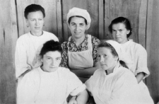 Byłe więźniarki pracujące jako salowe w miejscowym szpitalu, na dole z lewej siedzi Jadwiga Szmigiero, obok siedzi Łotyszka NN, z tyłu od lewej stoją: Rosjanka, Ukrainka i Litwinka.